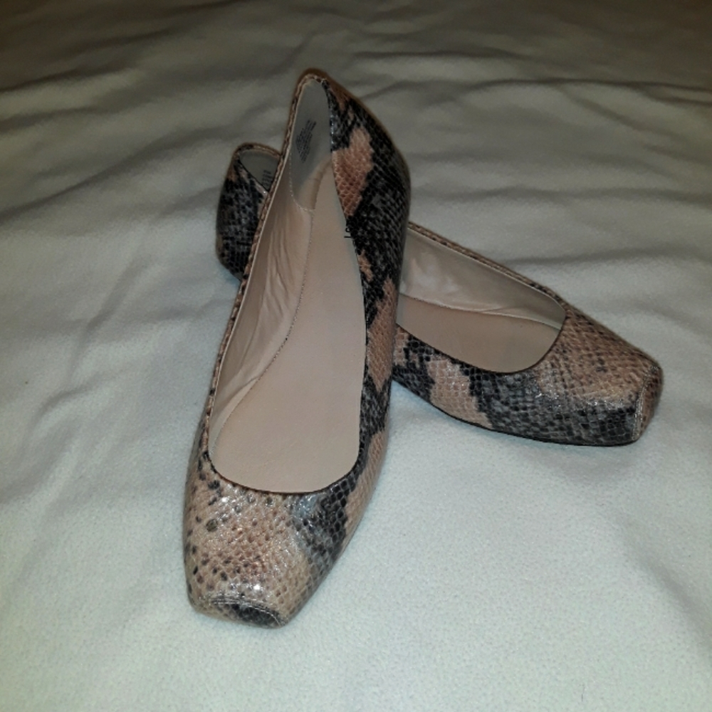 Nine West  Flat Shoes. Snake Print. Sz 91/2 M.